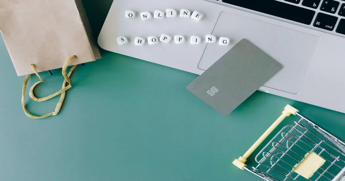 Payment card on a laptop: the regulatory framework of a payment partner in Morocco