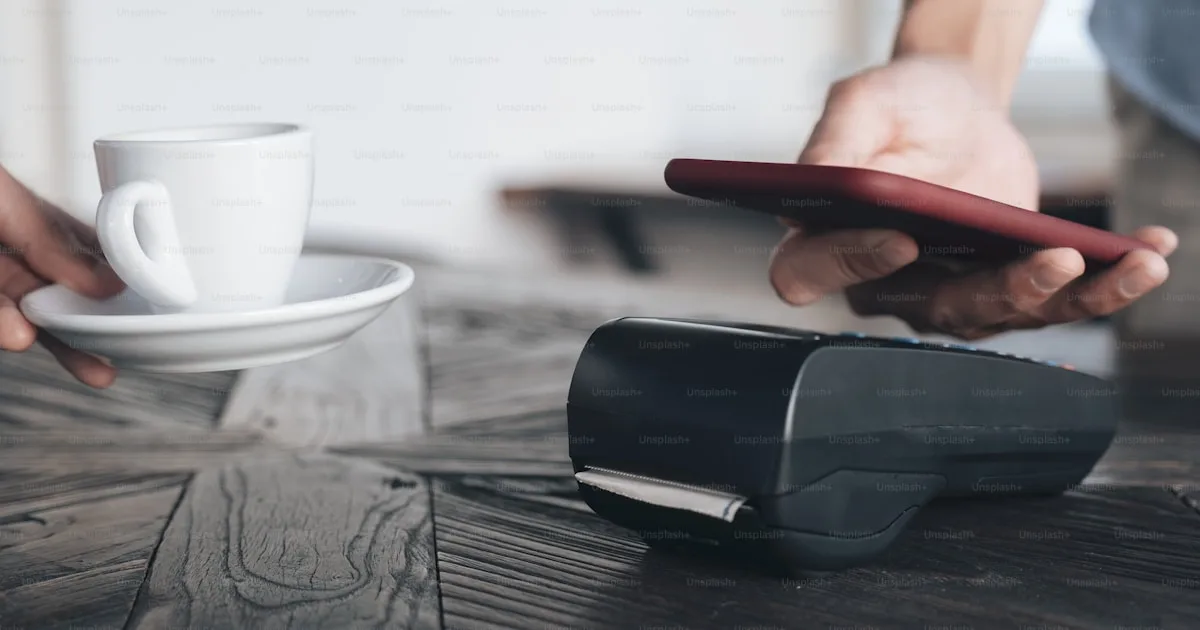 تاجر في المغرب يقبل دفعاً بدون تلامس بالبطاقة على هاتفه الذكي عبر Soft POS